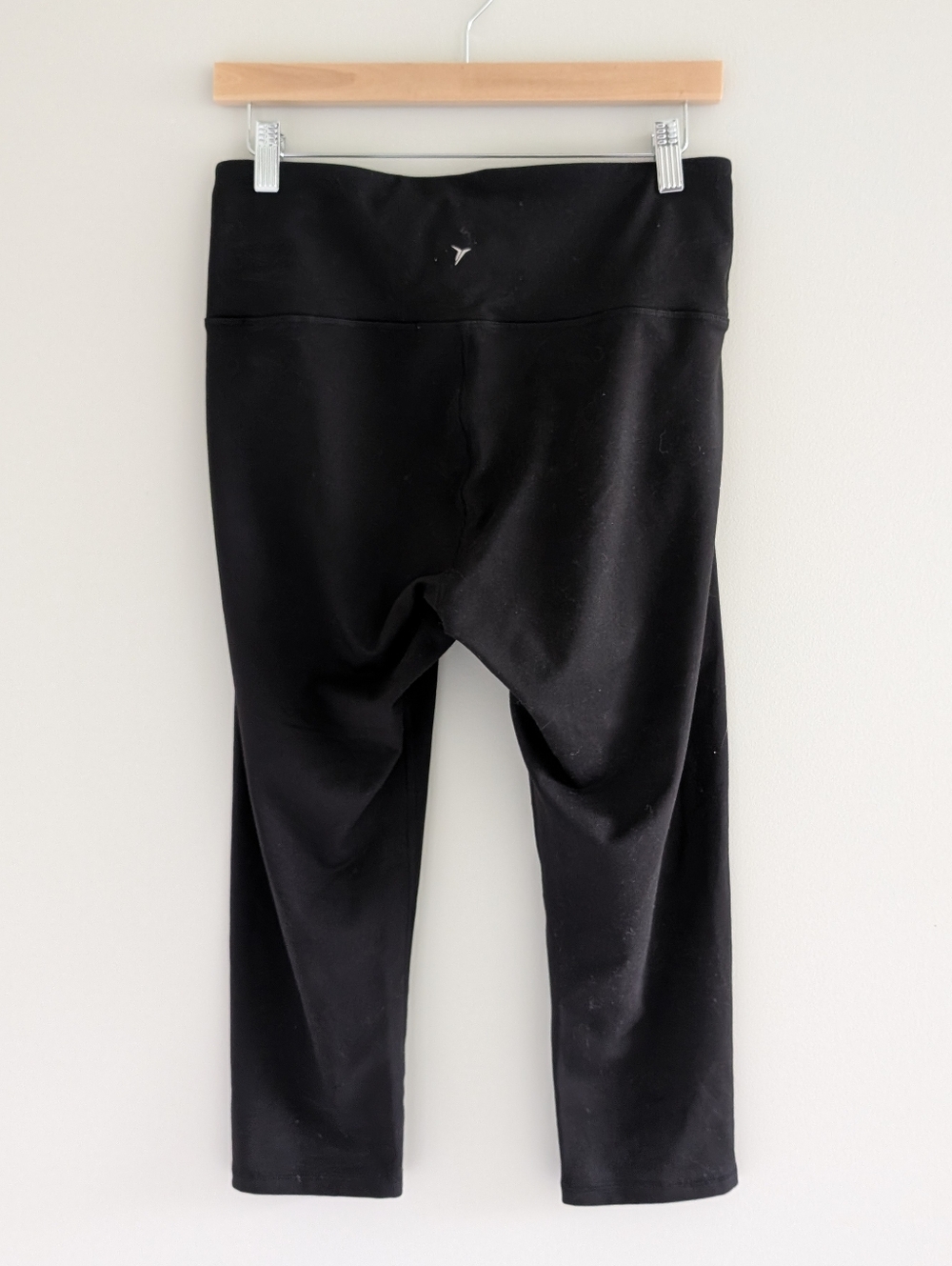 Old Navy Active Black Capri Elevate Go-Dry Leggings - Picture 2 of 5